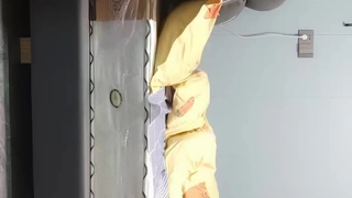 去老相好家里操逼，脱下内裤就要开始，金手指猛扣，怼着骚逼就是操