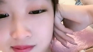 两个十分淫荡的小宝贝一起玩一根大屌