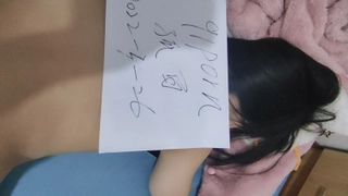 胸部丰满的业余宝贝穿着内衣被拉伸紧致的屁股