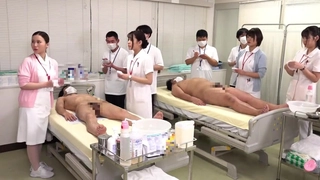 热辣的黑人少女被她的白人男友操到高潮
