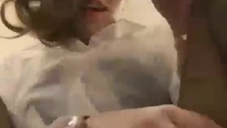 出轨的妻子被她的情人拉伸她紧绷的阴道
