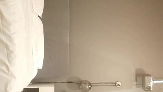 穿着皮靴的长腿妹子脱光了挺好看的，给我都直接看硬了，也很廋，给钱就开干吧