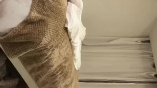 Sofia在牛仔姿势中弯腰,以获得最大的快感