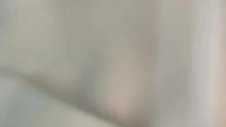Lola在硬核动作中享受大屁股和小乳房