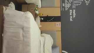 找法国同事帮忙填饱欲求不满的大奶老婆