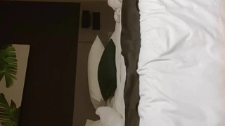 暴露狂的宝贝在窗口前获取饼