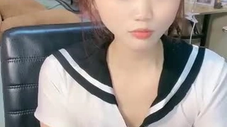 Rebecca Volpetti和Tiffany Tatum在宿舍房间里进行了一场热辣的女同性恋遭遇