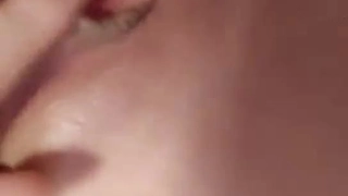 小个子棕发学生在高清视频中体验第一次肛交