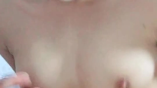 莉莉·福特向她成熟的继父提出诱人的求援请求