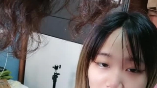大学运动员和穿着牛仔裤的cosplay宝贝被肛交