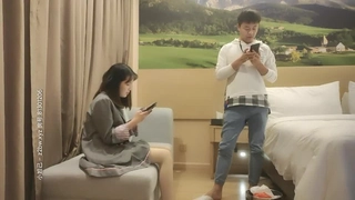 小哥的翘臀黑丝母狗，逼里夹着大黑牛撅着屁股给狼友看，淫声荡语滴蜡刺激