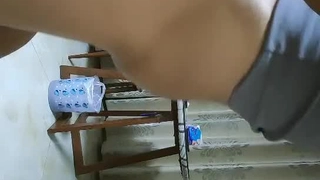 少女警花在后房里第一次体验到职场快感。