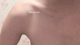 调教母狗，前有棒后有震动棒